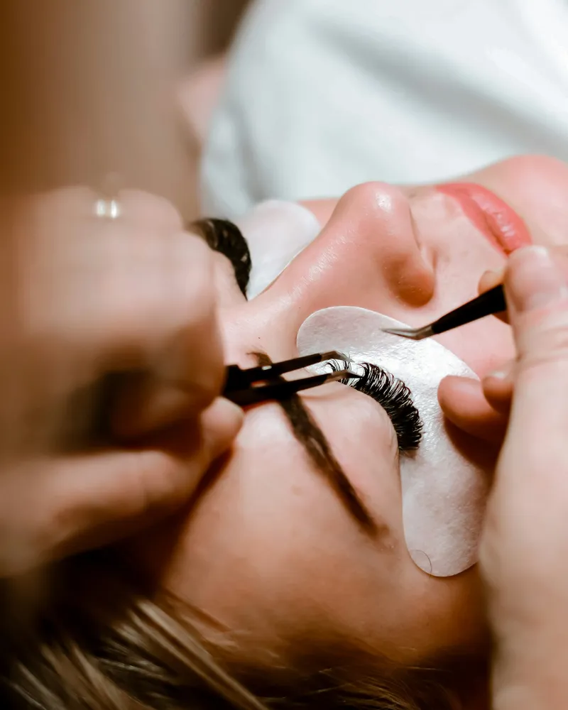 Vue de dessus d'une pose d'extensions de cils à la pince
